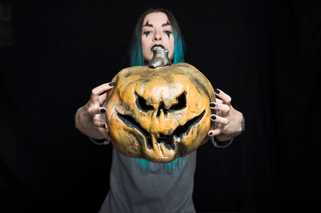 Jeune femme avec Jack-O-Lantern