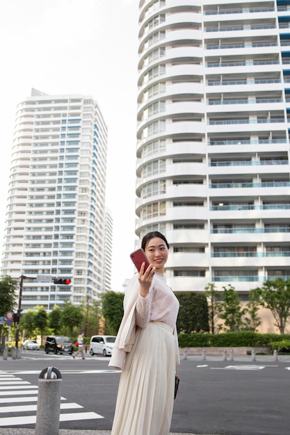 Jeune femme japonaise dans une jupe blanche à l'extérieur