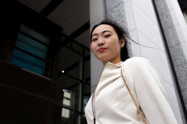 Jeune femme japonaise dans la ville