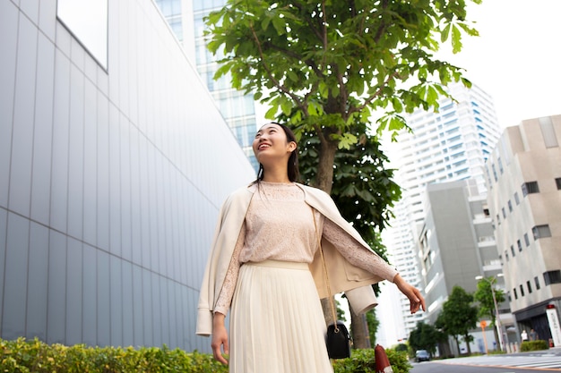 Jeune femme japonaise dans la ville