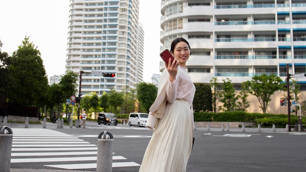 Jeune femme japonaise dans la ville