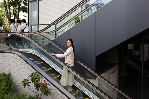 Jeune femme japonaise à l'extérieur