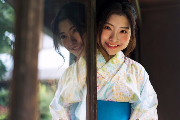 Jeune femme japonaise portant un kimono