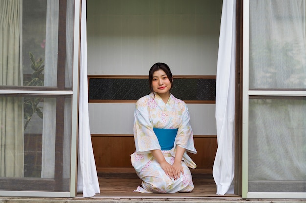 Photo gratuite jeune femme japonaise portant un kimono