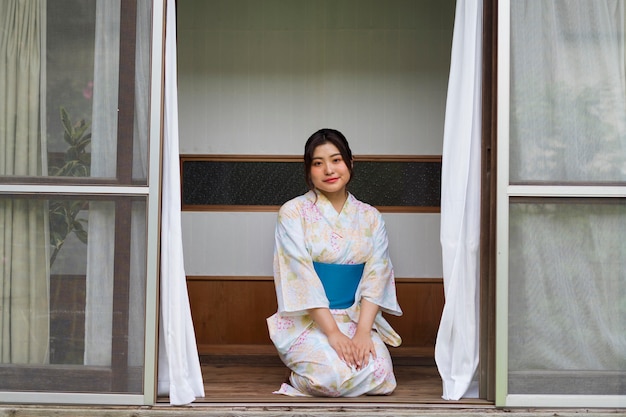 Jeune femme japonaise portant un kimono