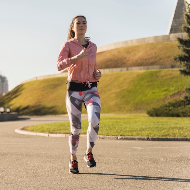 Jeune, femme, jogging, Parc