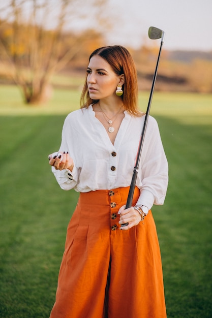 Photo gratuite jeune femme jouant au golf