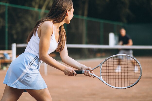 Jeune femme jouant au tennis sur le court