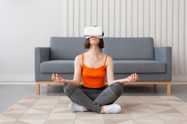 Photo gratuite jeune femme jouant à des jeux vidéo tout en portant des lunettes de réalité virtuelle