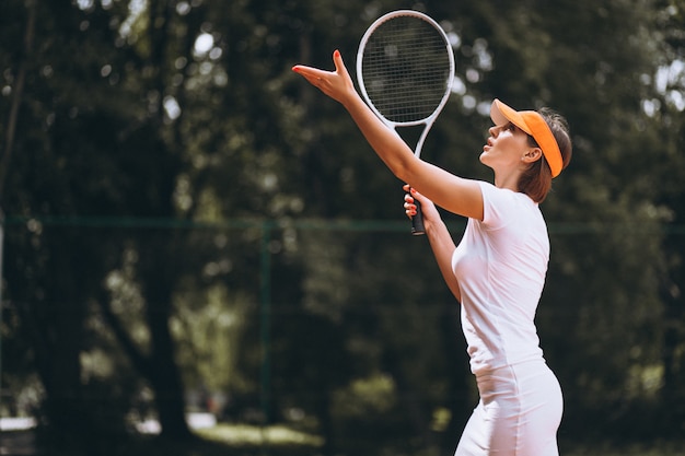 Jeune femme joueuse de tennis sur le court