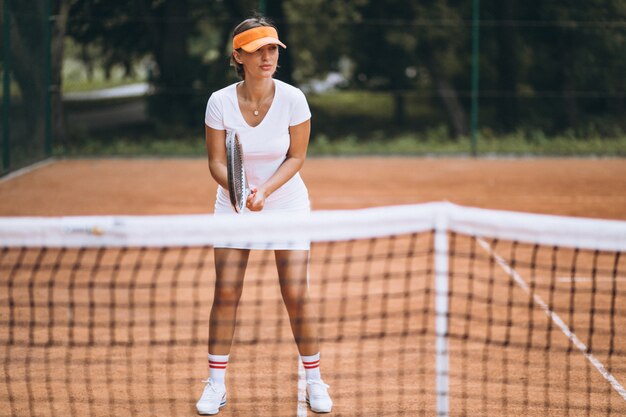 Jeune femme joueuse de tennis sur le court