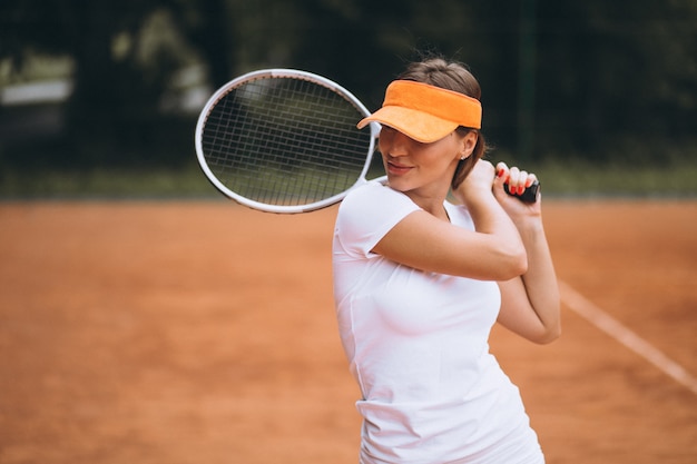 Jeune femme joueuse de tennis sur le court