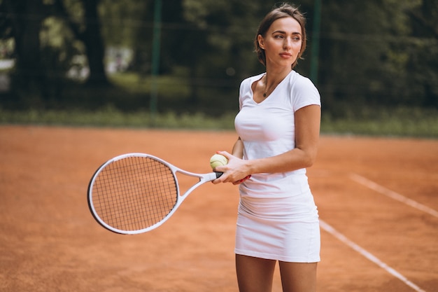 Jeune Femme Joueuse De Tennis Sur Le Court