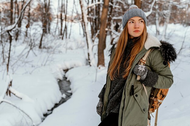 Jeune femme le jour de l'hiver