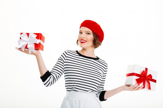 Jeune femme joyeuse tenant la boîte surprise cadeau.