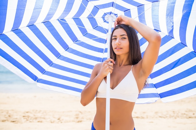 Photo gratuite jeune femme latine en bikini sous un parasol