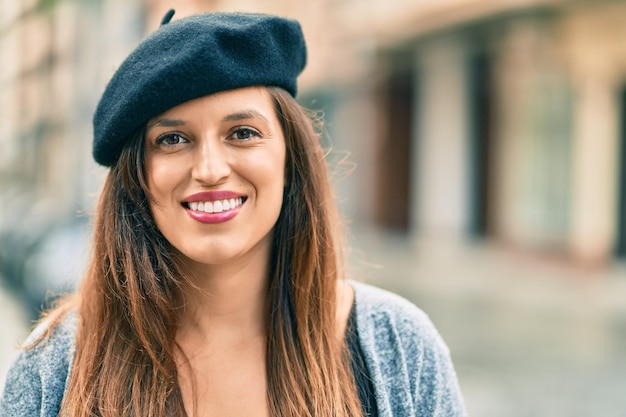 Photo gratuite jeune femme latine portant un style français debout à la ville