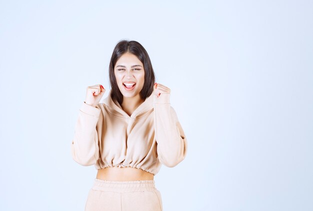 Jeune femme levant les poings et se sentant puissante