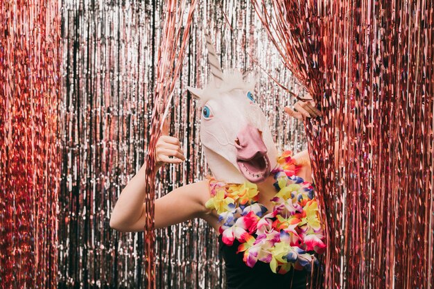 Jeune, femme, licorne, masque