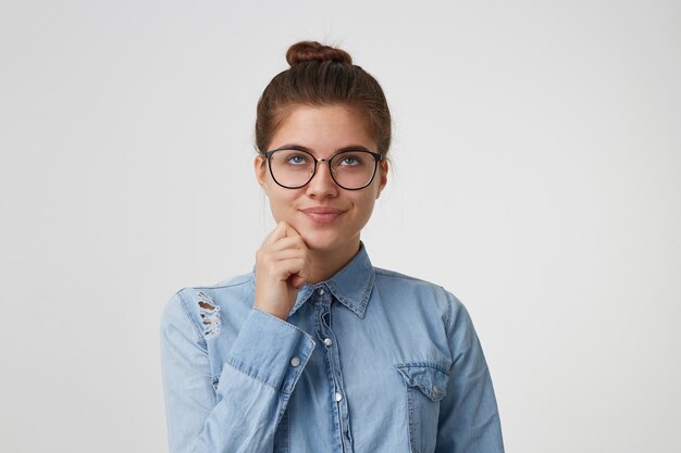 Jeune Femme   Lunettes  Aux Cheveux Noirs R unis En Un 