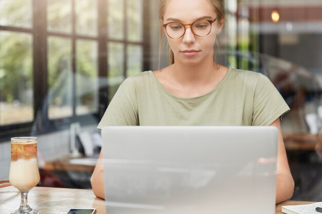 Jeune femme, à, lunettes, dans, café