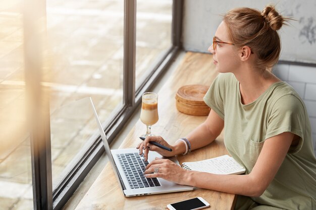 Jeune femme, à, lunettes, dans, café