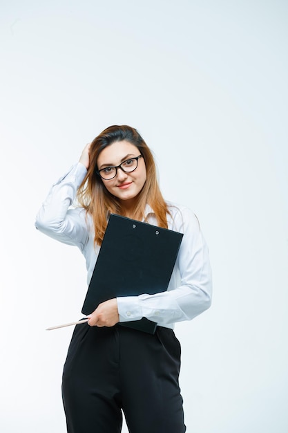 Jeune femme avec des lunettes et presse-papiers