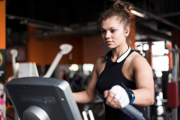 Jeune femme sur la machine à étapes