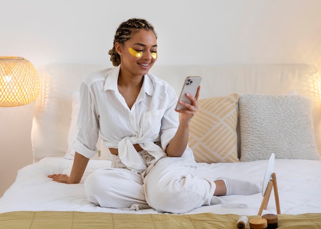 Photo gratuite jeune femme à la maison faisant sa routine de beauté