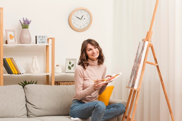 Photo gratuite jeune femme à la maison peinture