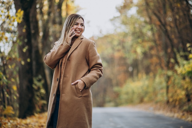 Jeune Femme En Manteau Debout Sur La Route Dans Un Parc En Automne