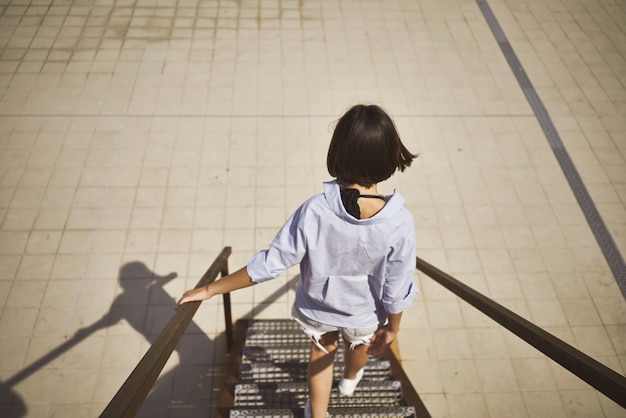 Jeune femme marchant dans les escaliers