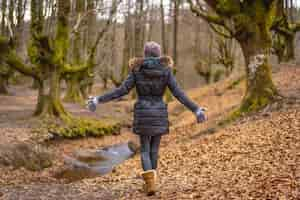 Photo gratuite jeune femme marchant dans la forêt d'otzarreta dans le parc naturel de gorbea, biscaye, pays basque