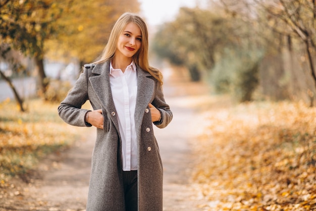 Jeune femme marchant dans le parc