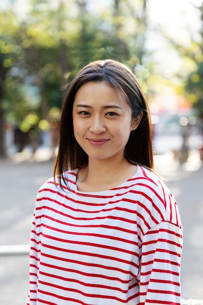 Photo gratuite jeune femme marchant dans le quartier