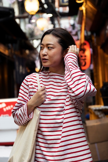 Jeune femme marchant dans le quartier