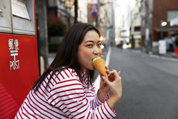 Photo gratuite jeune femme marchant dans le quartier