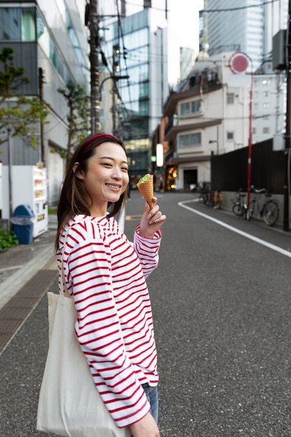 Photo gratuite jeune femme marchant dans le quartier