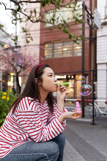 Photo gratuite jeune femme marchant dans le quartier