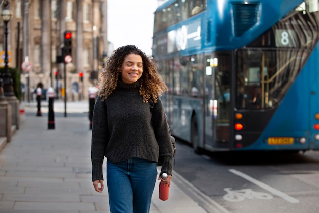 Photo gratuite jeune femme marchant dans la ville