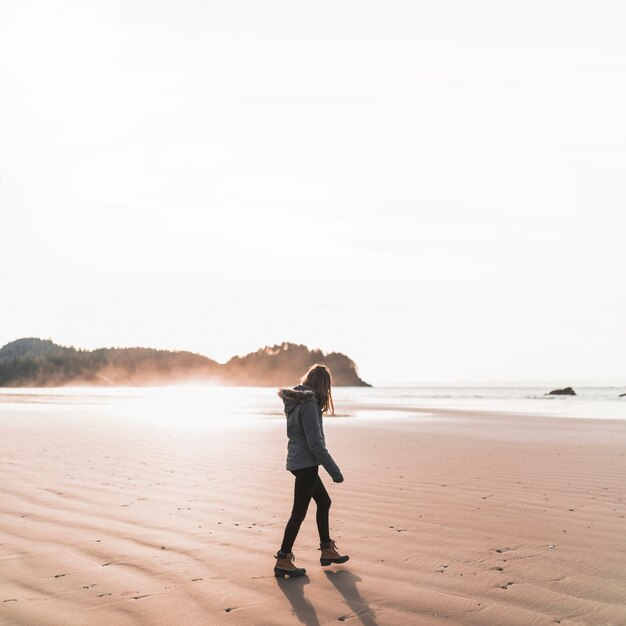 Jeune femme marchant près de la mer