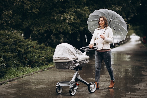 Jeune, Femme, Marche, Bébé, Landau, Parapluie, Mauvais Temps