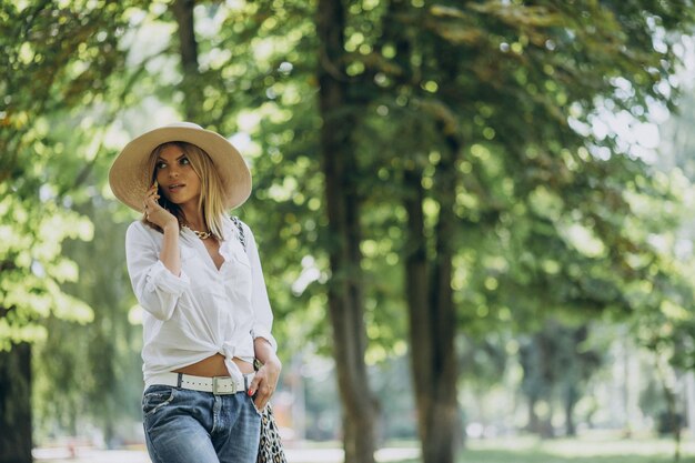 Jeune femme, marche, dans parc