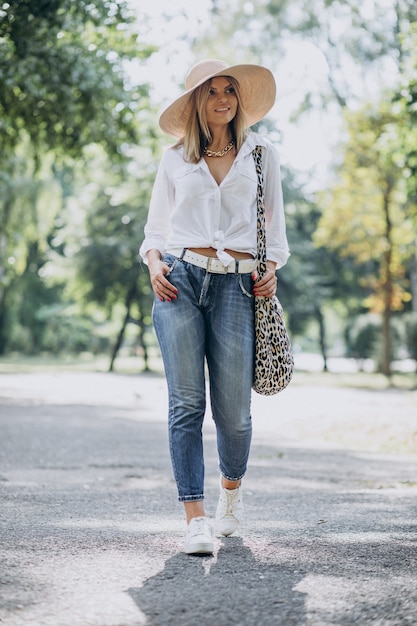 Jeune femme, marche, dans parc