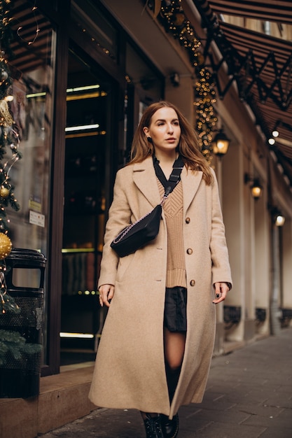 Jeune femme, marche, dans, rue