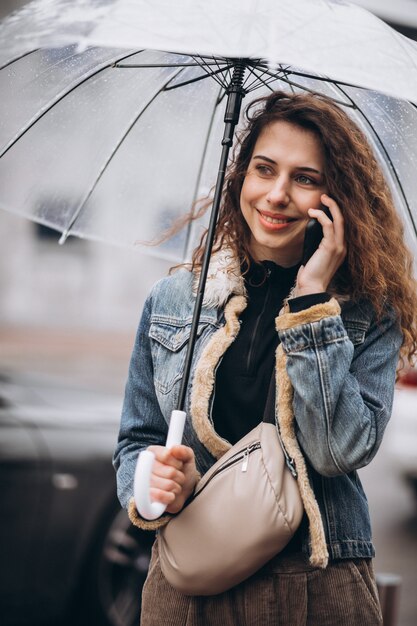 Jeune, femme, marche, pluie, parapluie