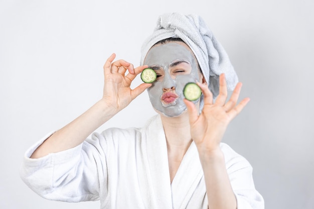 Photo gratuite une jeune femme avec un masque d'argile sur son visage