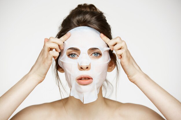 Jeune femme avec masque facial. Spa de beauté et cosmétologie.