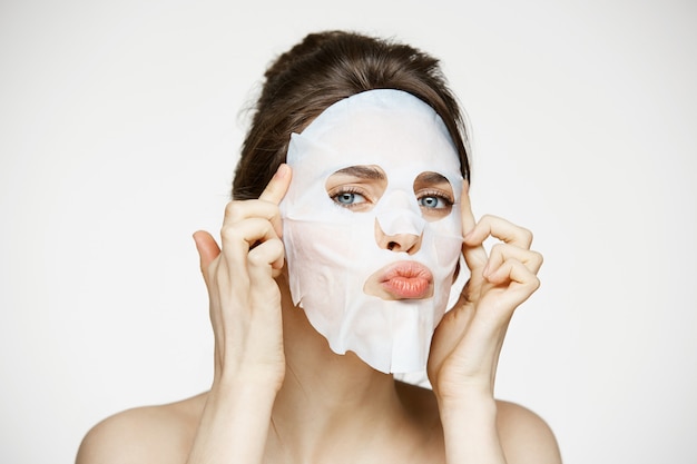 Jeune Femme Avec Masque Facial. Spa De Beauté Et Cosmétologie.