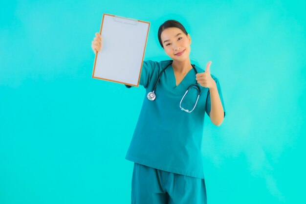 jeune femme médecin asiatique avec un carton vide